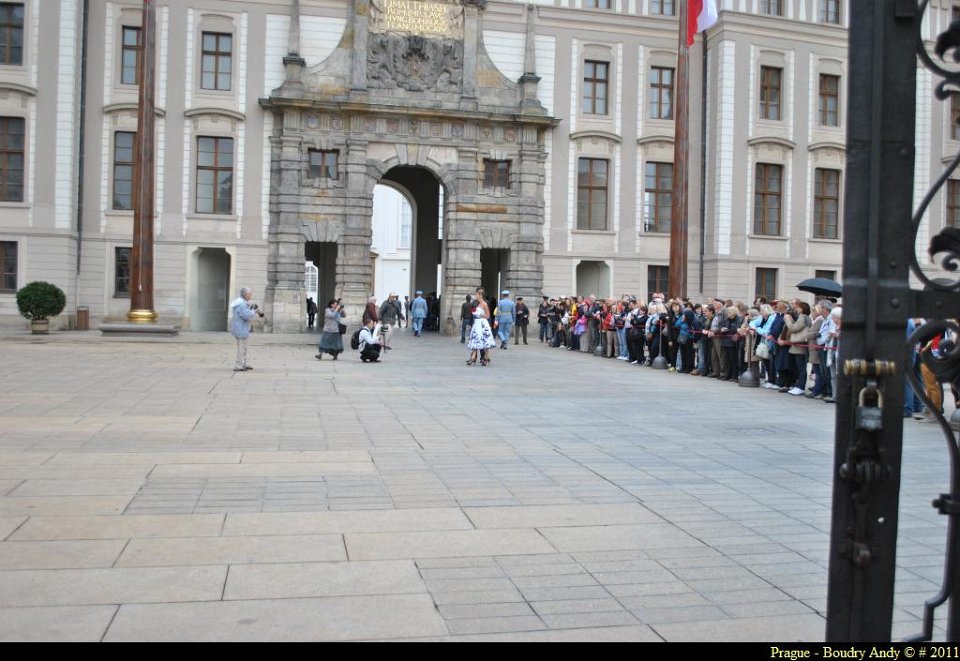 Prague - la releve de la garde du Chateau 001